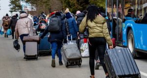 България ще плаща здравните осигуровки на бежанците за 3 месеца