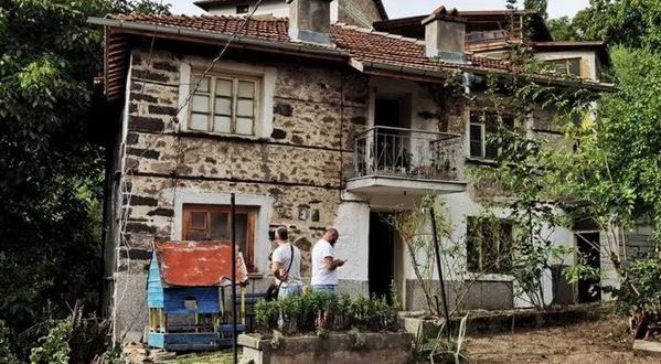 Група от над 50 българи дариха нов дом на самотна майка с дете-инвалид